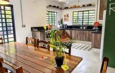 Imagem: A casa possui 3 Dormitórios, 2 Banheiros, 2 Vagas na garagem