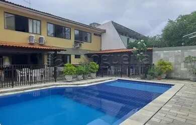 Imagem: A casa possui 3 Dormitórios, 2 Banheiros, 4 Vagas na garagem