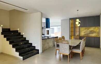 Imagem: A casa possui 3 Dormitórios, 4 Banheiros, 2 Vagas na garagem