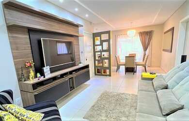 Imagem: A casa possui 3 Dormitórios, 1 Banheiro, 2 Vagas na garagem