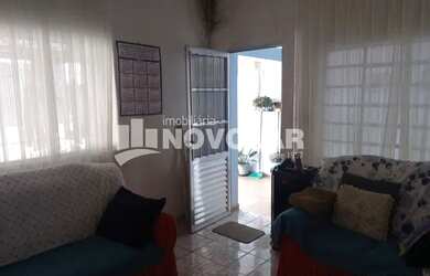 Imagem: A casa possui 3 Dormitórios, 2 Banheiros, 1 Vaga na garagem