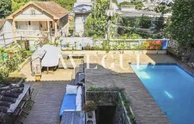 Imagem: A casa possui 4 Dormitórios, 5 Banheiros, 3 Vagas na garagem