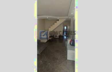 Imagem: A casa possui 3 Dormitórios, 5 Banheiros, 2 Vagas na garagem