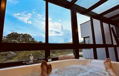 Imagem: A casa em condomínio possui 5 Dormitórios, 5 Banheiros, 4