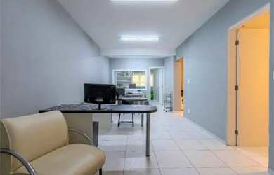 Imagem: O depósito possui 5 Vagas na garagem, 300m² de Área e Imóvel