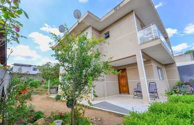 Imagem: A casa possui 4 Dormitórios, 3 Banheiros e 129m² de Área