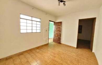 Imagem: A casa possui 3 Dormitórios, 1 Banheiro, 2 Vagas na garagem