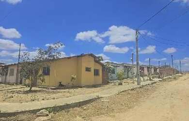 Imagem: A casa possui 2 Dormitórios, 1 Banheiro, 1 Vaga na garagem