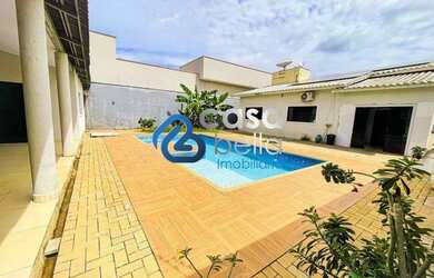 Imagem: A casa possui 3 Dormitórios, 2 Banheiros, 205m² de Área e