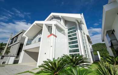 Imagem: A casa possui 5 Dormitórios, 5 Banheiros, 3 Vagas na garagem