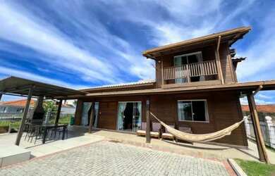 Imagem: A casa possui 4 Dormitórios, Acomodam 20 pessoas, 4 Vagas na