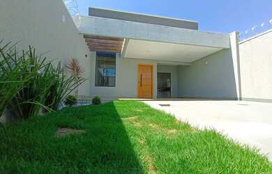 Imagem: A casa possui 3 Dormitórios, 2 Banheiros, 4 Vagas na garagem