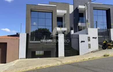 Imagem: A casa possui 3 Dormitórios, 2 Banheiros, 4 Vagas na garagem