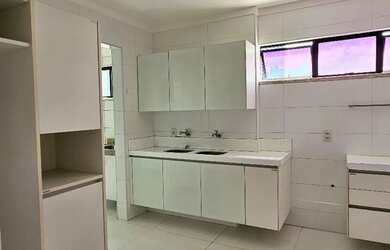 Imagem: O apartamento possui 5 Dormitórios, 5 Banheiros, 3 Vagas na