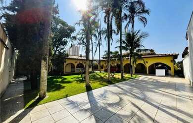 Imagem: A casa possui 4 Dormitórios, 4 Banheiros, 5 Vagas na garagem