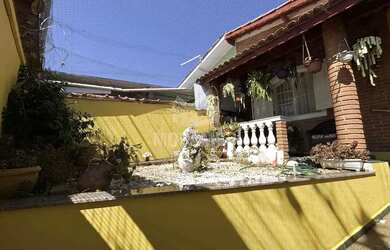 Imagem: A casa possui 3 Dormitórios, 4 Banheiros, 3 Vagas na garagem