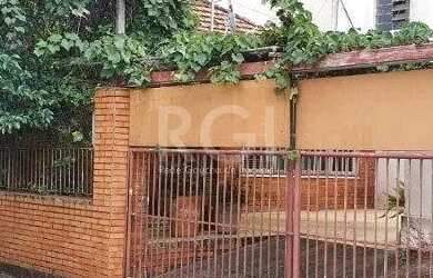 Imagem: A casa possui 3 Dormitórios, 3 Banheiros, 2 Vagas na garagem