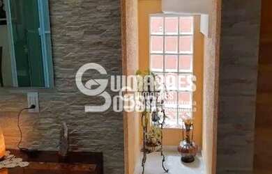 Imagem: A casa possui 3 Dormitórios, 2 Banheiros e 176m² de Área