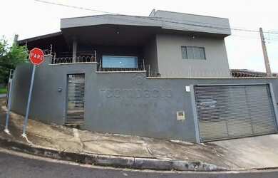 Imagem: A casa possui 3 Dormitórios, 3 Banheiros, 2 Vagas na garagem