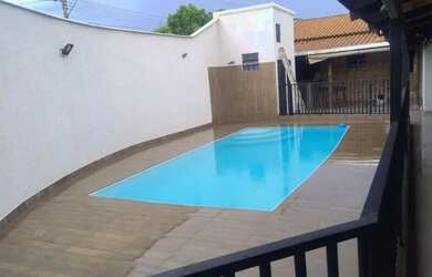 Imagem: A casa possui 2 Dormitórios, 2 Banheiros, 2 Vagas na garagem