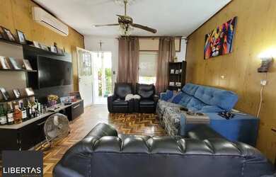 Imagem: A casa possui 3 Dormitórios, 1 Banheiro, 2 Vagas na garagem