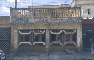 Imagem: A casa possui 3 Dormitórios, 3 Banheiros, 4 Vagas na garagem