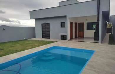 Imagem: A casa possui 3 Dormitórios, 3 Banheiros, 4 Vagas na garagem