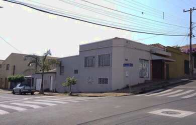 Imagem: A casa possui 3 Dormitórios, 2 Banheiros, 1 Vaga na garagem