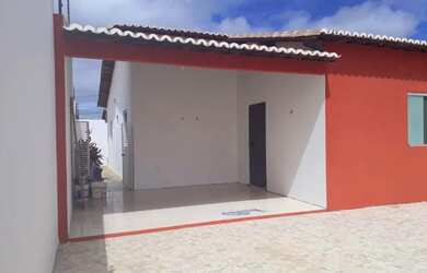 Imagem: A casa possui 3 Dormitórios, 2 Banheiros, 2 Vagas na garagem