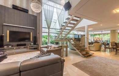 Imagem: A casa em condomínio possui 4 Dormitórios, 5 Banheiros, 2