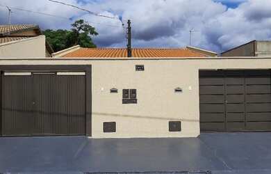 Imagem: A casa possui 2 Dormitórios, 1 Banheiro, 2 Vagas na garagem