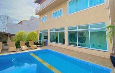 Imagem: A casa possui 4 Dormitórios, 5 Banheiros, 4 Vagas na garagem