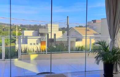 Imagem: A casa em condomínio possui 3 Dormitórios, 3 Banheiros, 4