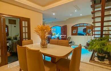 Imagem: A casa possui 4 Dormitórios, 4 Banheiros, 2 Vagas na garagem