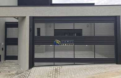 Imagem: A casa possui 3 Dormitórios, 2 Banheiros, 2 Vagas na garagem