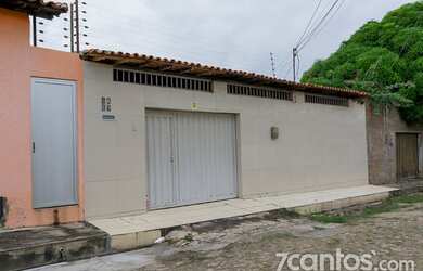 Imagem: A casa possui 4 Dormitórios, 2 Banheiros, 1 Vaga na garagem