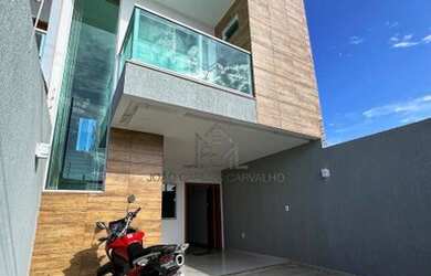 Imagem: A casa possui 2 Dormitórios, 3 Banheiros, 2 Vagas na garagem