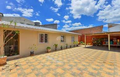 Imagem: A casa possui 4 Dormitórios, 1 Banheiro, 4 Vagas na garagem