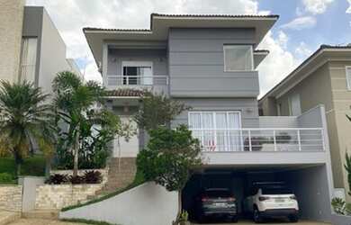 Imagem: A casa possui 3 Dormitórios, 2 Banheiros, 4 Vagas na garagem