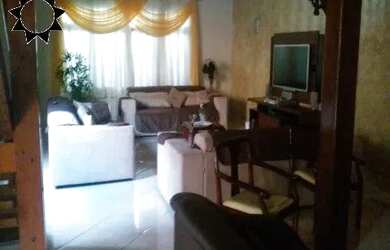 Imagem: A casa possui 4 Dormitórios, 4 Banheiros, 5 Vagas na garagem