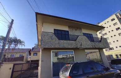 Imagem: A casa possui 3 Dormitórios, 3 Banheiros, 3 Vagas na garagem