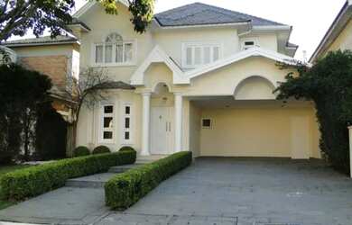 Imagem: A casa possui 3 Dormitórios, 4 Banheiros, 2 Vagas na garagem