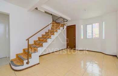 Imagem: A casa possui 3 Dormitórios, 3 Banheiros, 2 Vagas na garagem