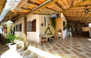 Imagem: A casa possui 3 Dormitórios, 2 Banheiros, 2 Vagas na garagem