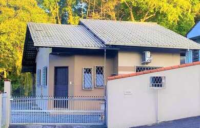 Imagem: A casa possui 2 Dormitórios, 1 Banheiro, 2 Vagas na garagem