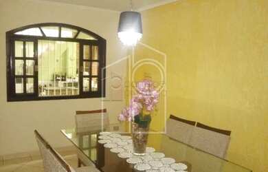 Imagem: A casa possui 4 Dormitórios, 2 Banheiros, 4 Vagas na garagem