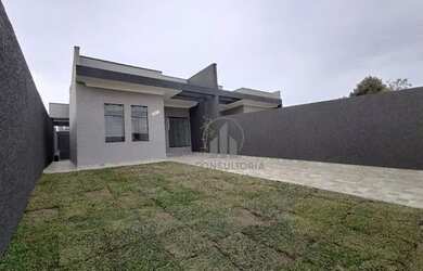 Imagem: A casa possui 3 Dormitórios, 2 Banheiros, 2 Vagas na garagem