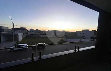 Imagem: A casa possui 4 Dormitórios, 1 Banheiro, 4 Vagas na garagem