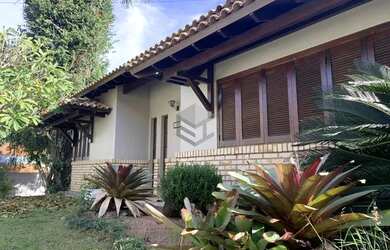 Imagem: A casa possui 3 Dormitórios, 3 Banheiros, 2 Vagas na garagem