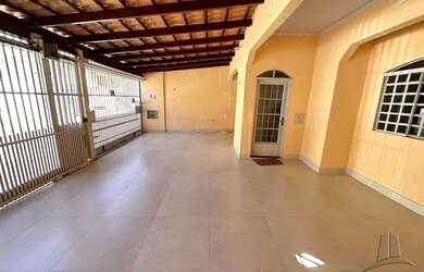 Imagem: A casa possui 2 Dormitórios, 2 Banheiros, 2 Vagas na garagem